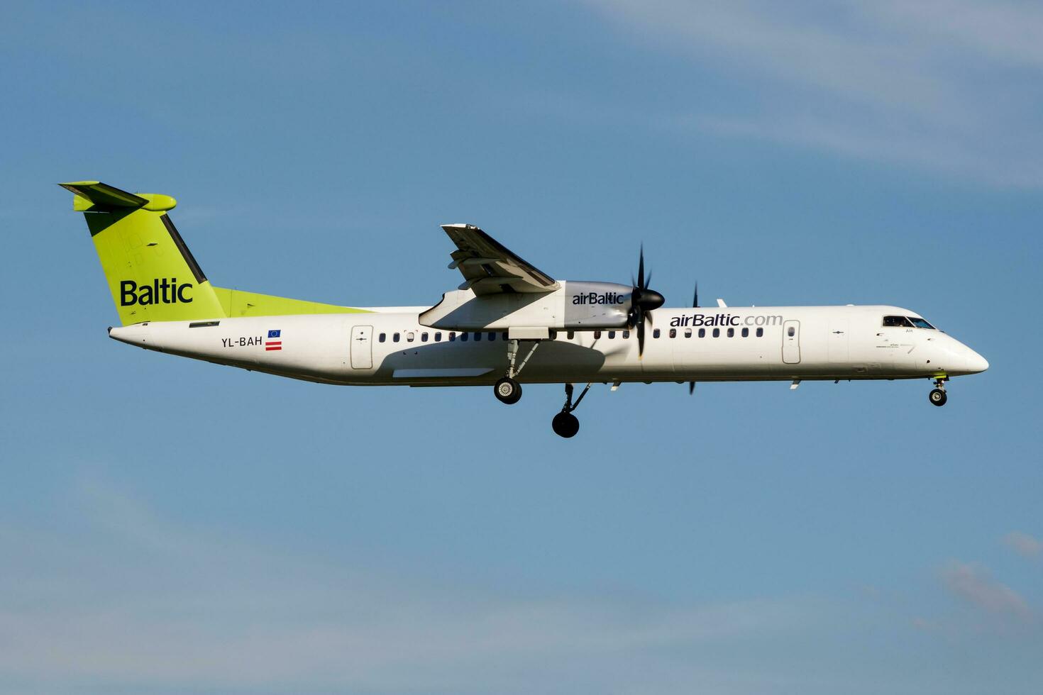 aire báltico bombardero dhc-8 q400 yl-bah pasajero avión aterrizaje a hamburgo aeropuerto foto