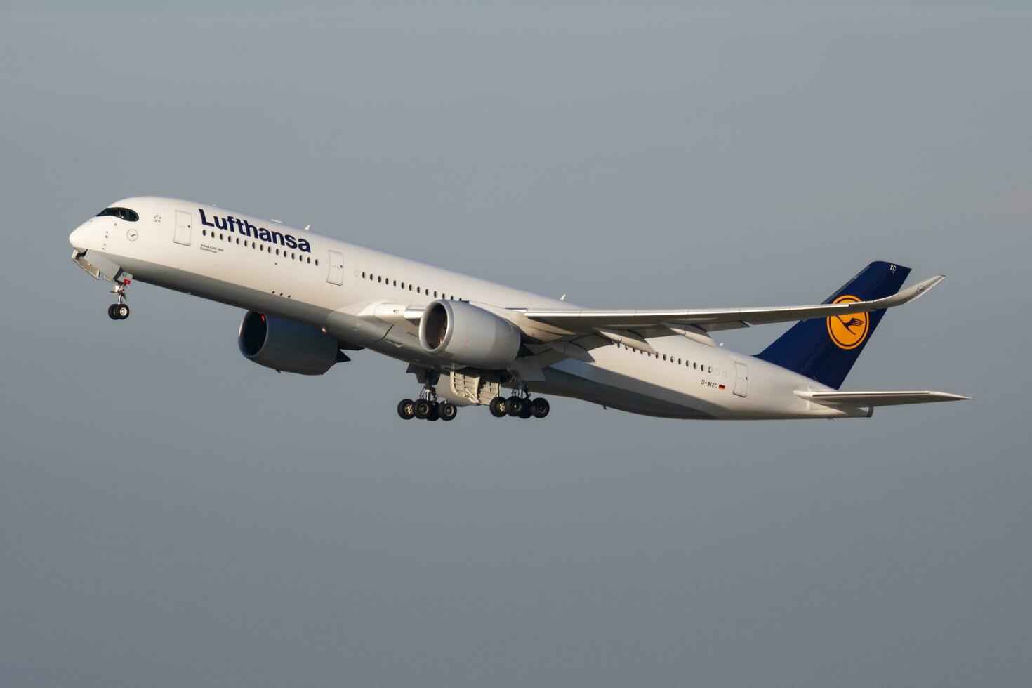 lufthansa aerobús a350-900 d-aixc pasajero avión salida a Munich aeropuerto foto