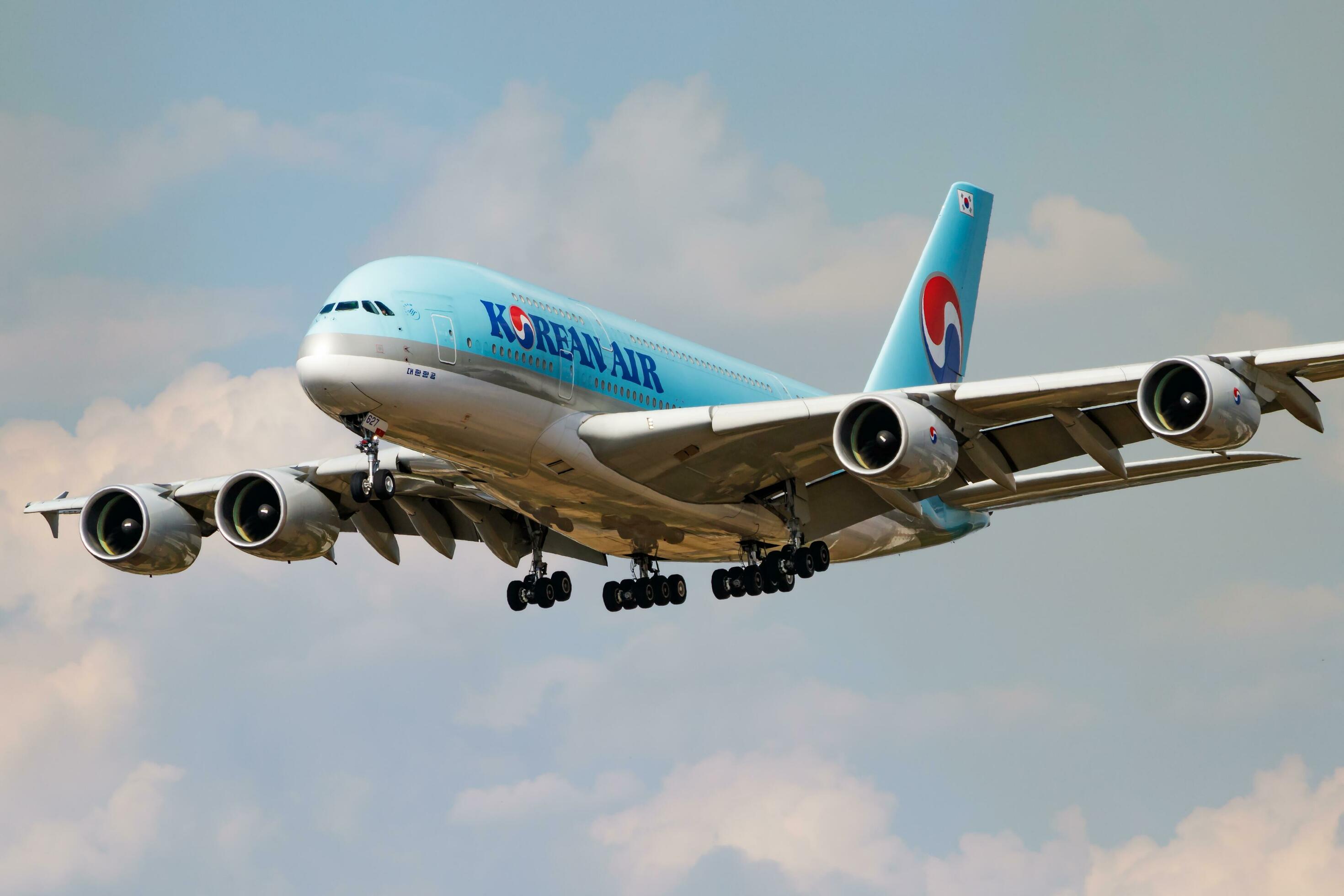 Korean Air Airbus A380 HL7627 passenger plane landing at Korean Air Airbus A380 HL7627 passenger plane landing at