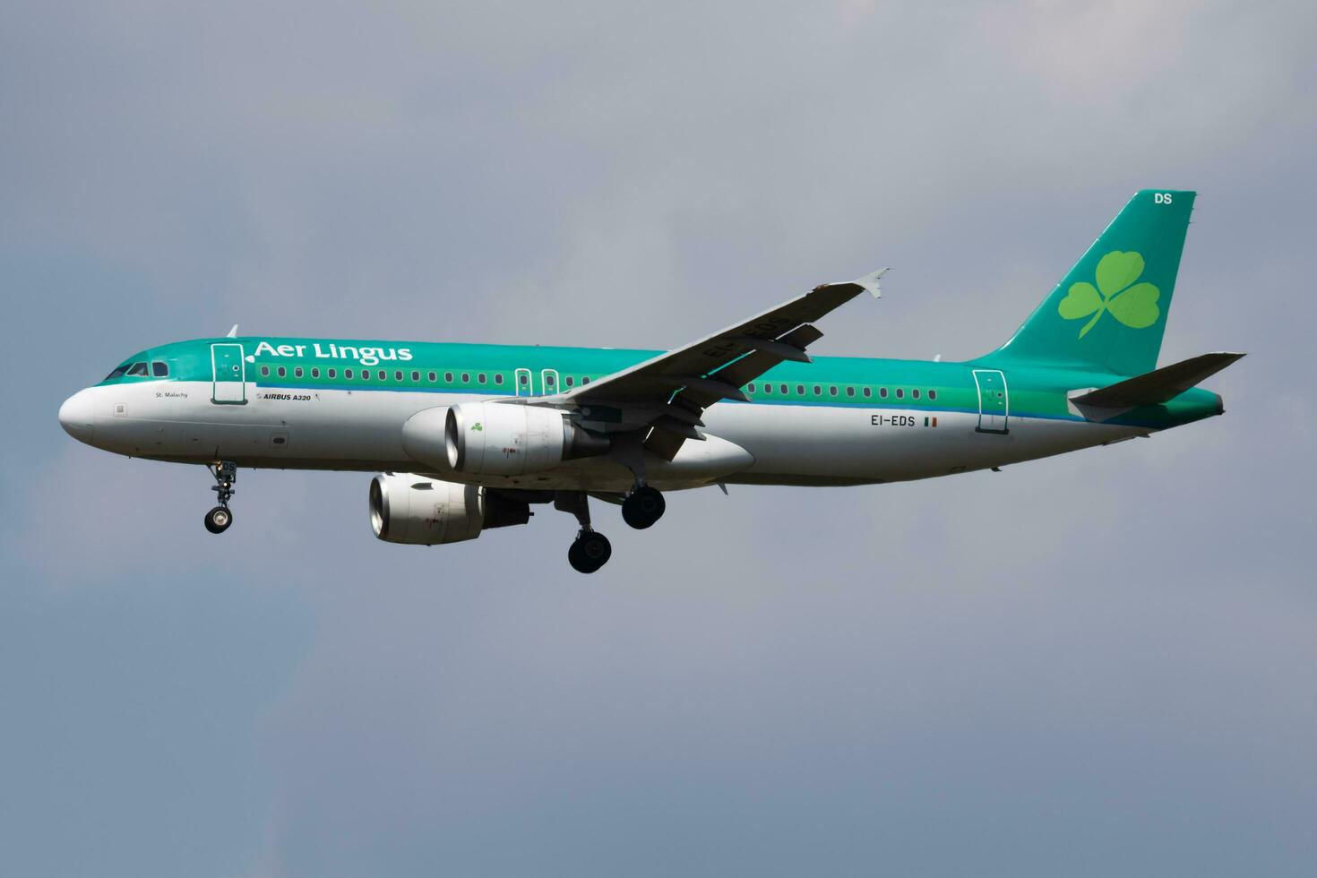 Aer Lingus Airbus A320 EI-EDS passenger plane landing at London Heathrow Airport photo