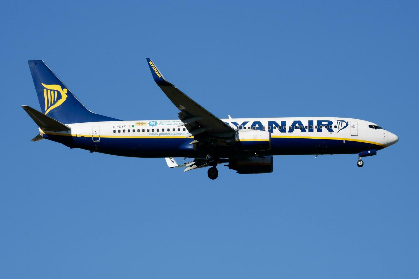 Ryanair Boeing 737-800 EI-DYF passenger plane landing at Madrid Barajas Airport photo