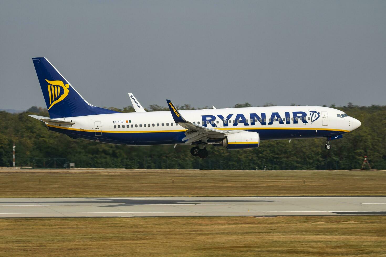 Ryanair Boeing 737-800 EI-FIF passenger plane arrival and landing at Budapest Airport photo
