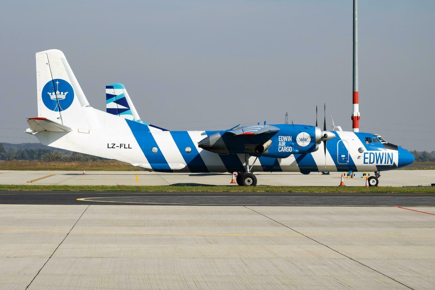 edwin aire carga avión a aeropuerto. aire carga y envío. aviación y aeronave. transporte industria. global internacional transporte. mosca y volador. foto