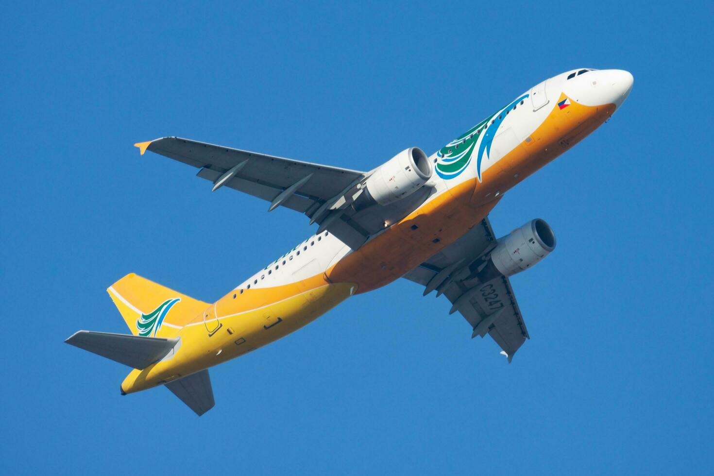 cebú Pacífico aire aerobús a320 rp-c3247 pasajero avión salida y tomar apagado a hong kong chek regazo kok aeropuerto foto