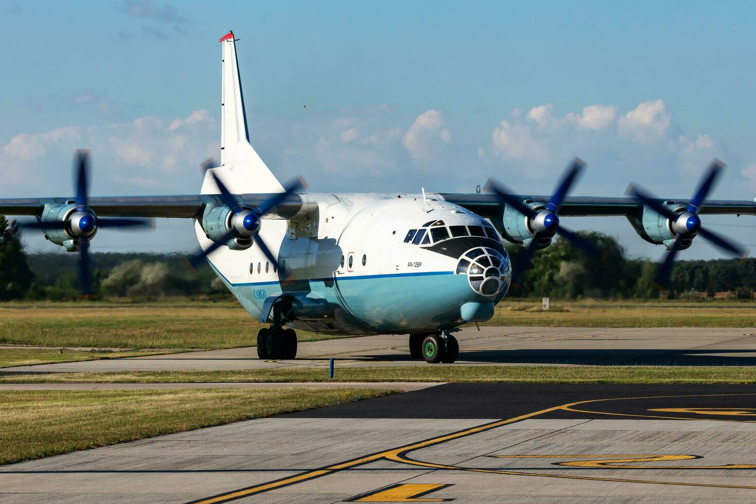 cavok aire antonov un-12 carga avión a aeropuerto delantal con marshaller aire carga y envío. aviación y aeronave. transporte industria. global internacional transporte. mosca y volador. foto