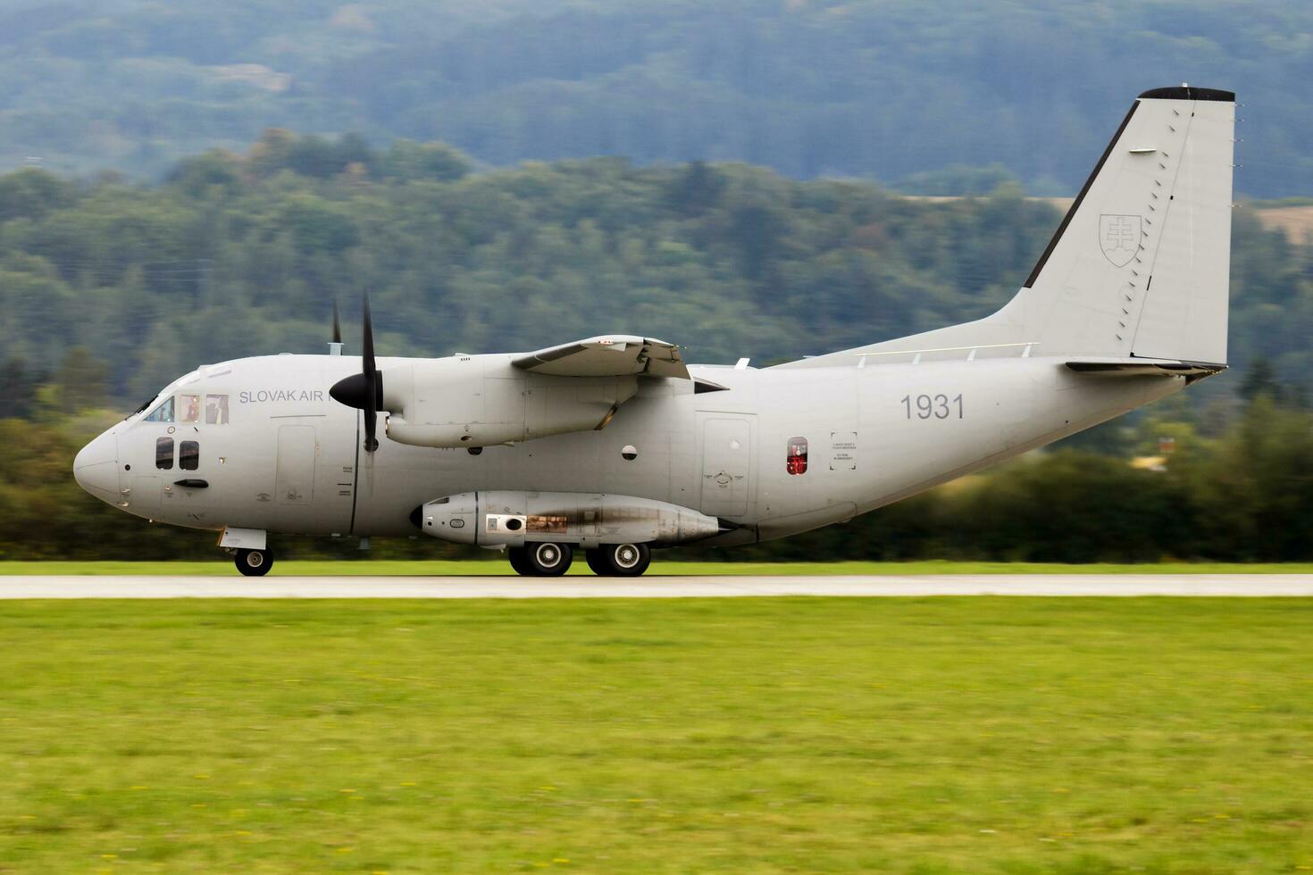 militar transporte avión a aire base. aire fuerza vuelo operación. aviación y aeronave. aire defensa. militar industria. mosca y volador. foto