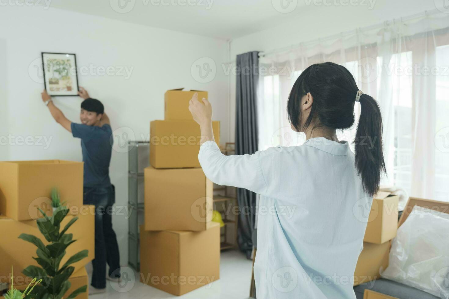 hombre colgando imagen en blanco pared en habitación. interior diseño foto