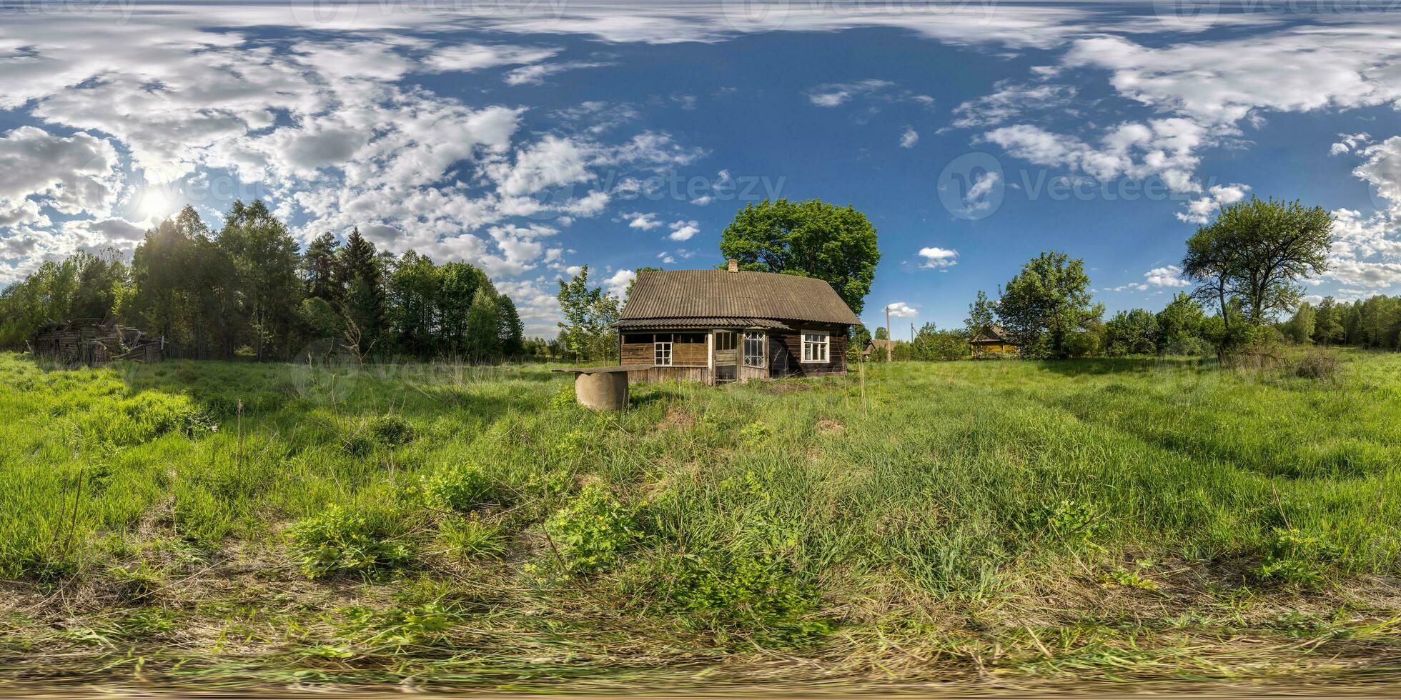 lleno sin costura esférico hdri 360 panorama ver cerca abandonado descuidado granero con arbustos de madera casa en pueblo en bosque en equirrectangular proyección, Listo Arkansas vr virtual realidad contenido foto