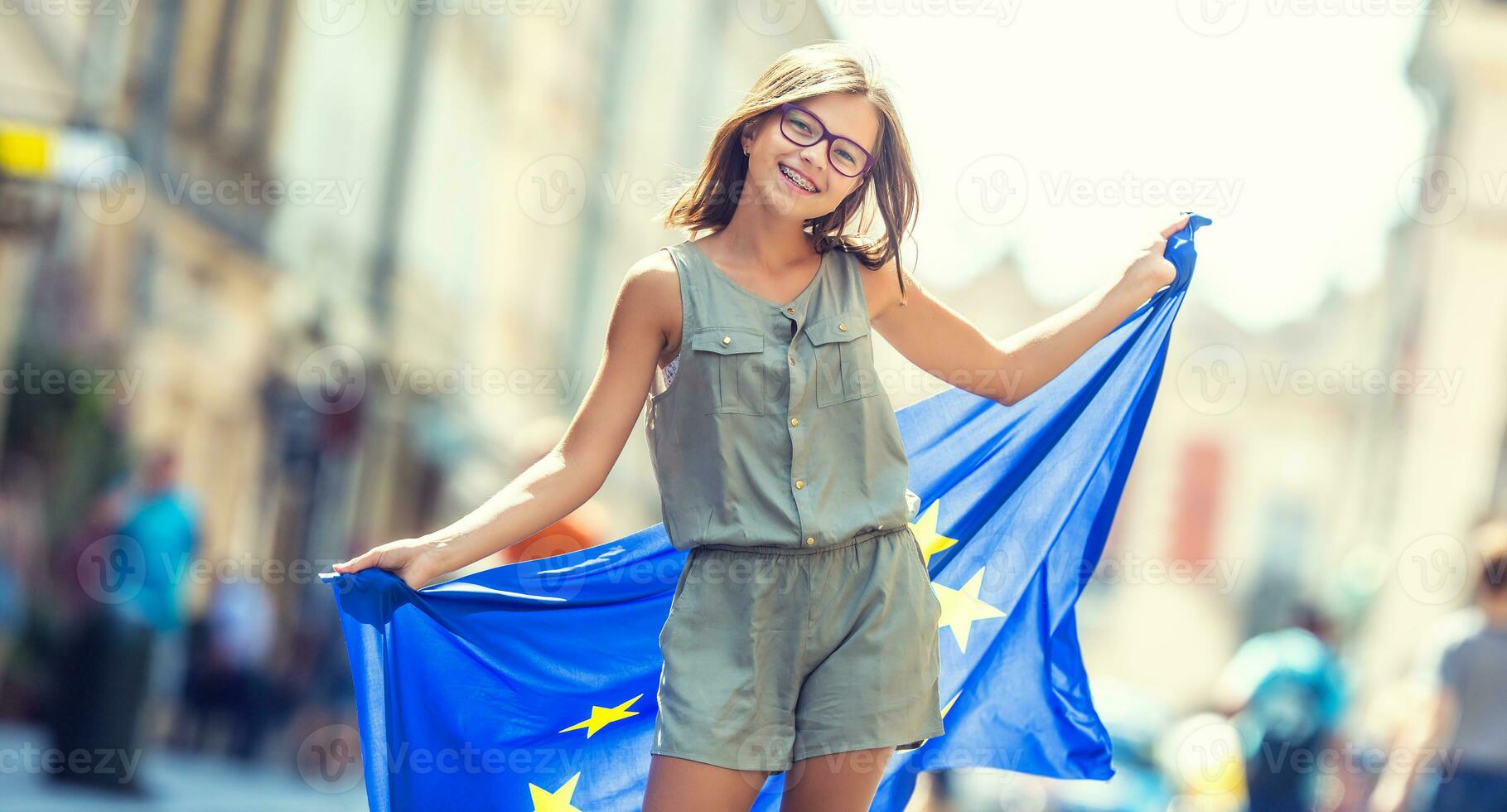 linda contento joven niña con el bandera de el europeo Unión foto