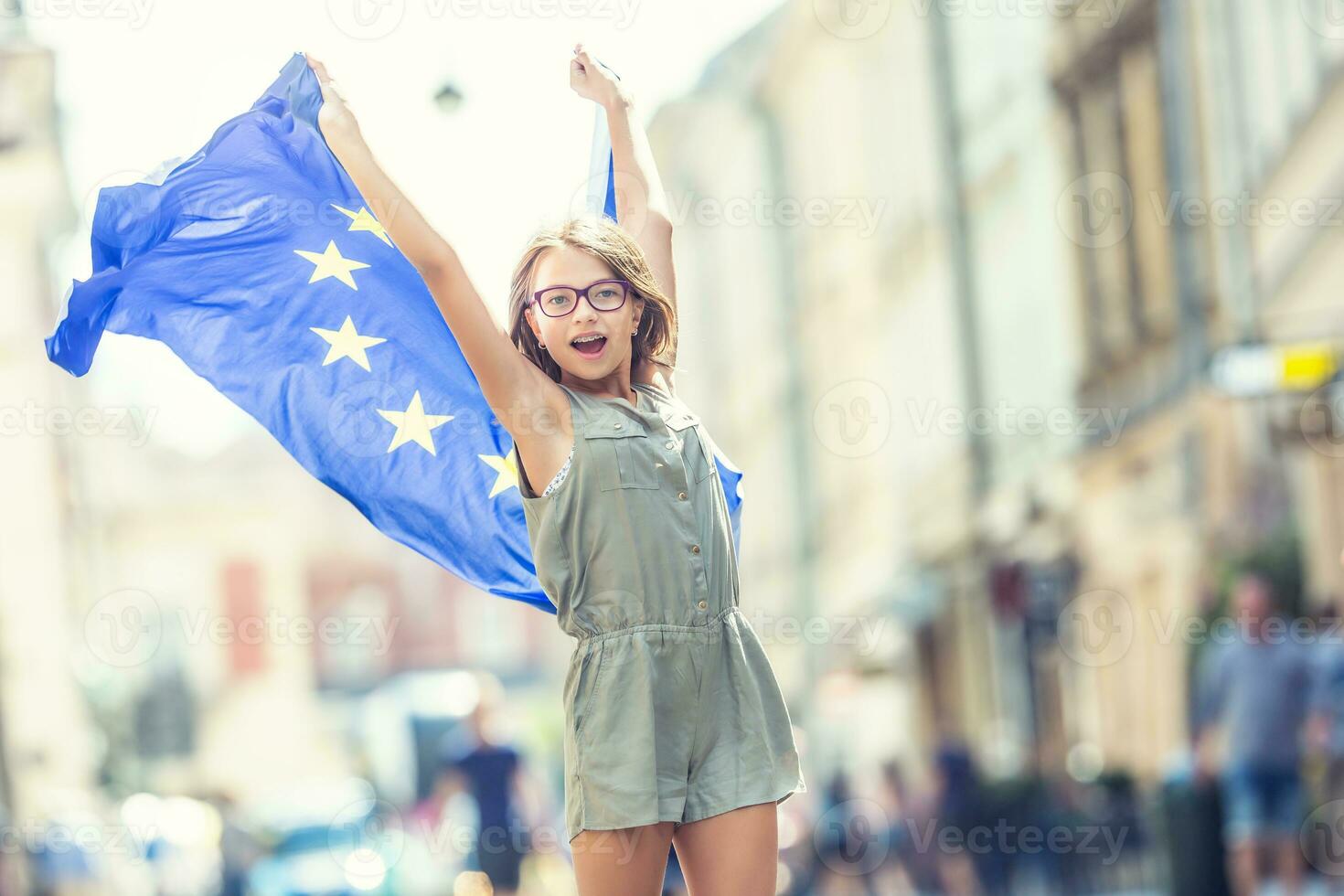 linda contento joven niña con el bandera de el europeo Unión foto