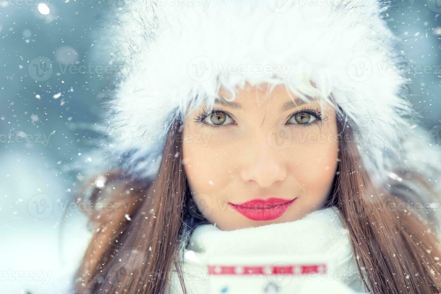 hermosa sonriente joven mujer en calentar ropa con taza de caliente té café o puñetazo. el concepto de retrato en invierno Nevado clima foto