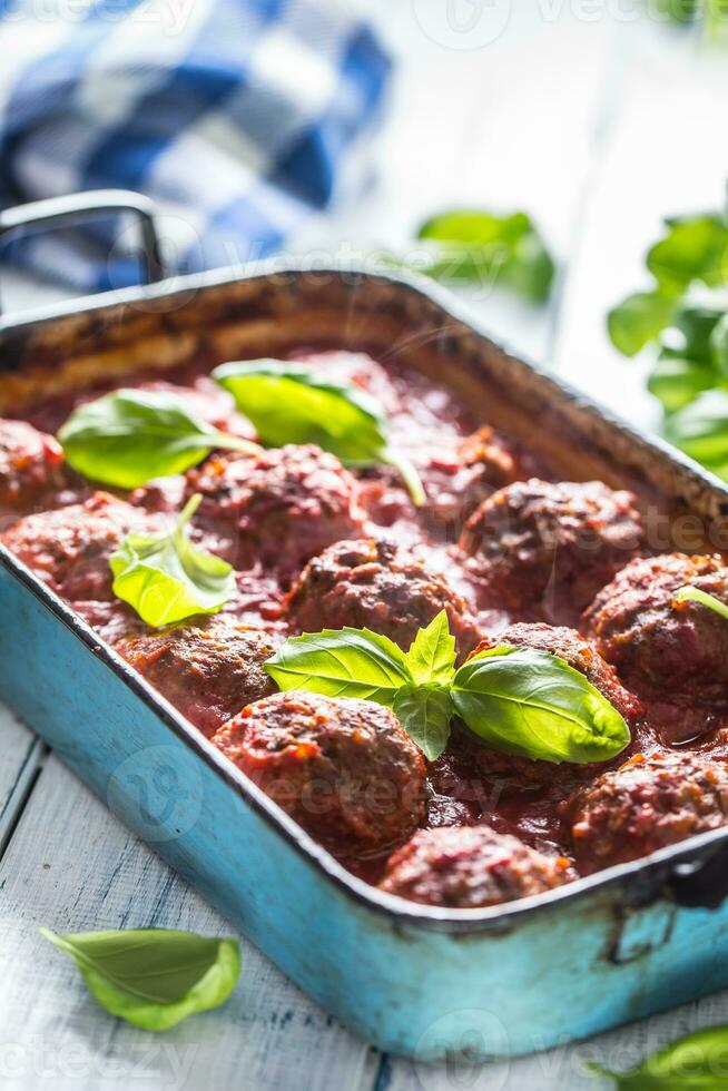 delicioso italiano comida carne carne de vaca pelotas con albahaca en Clásico tostador cacerola. foto