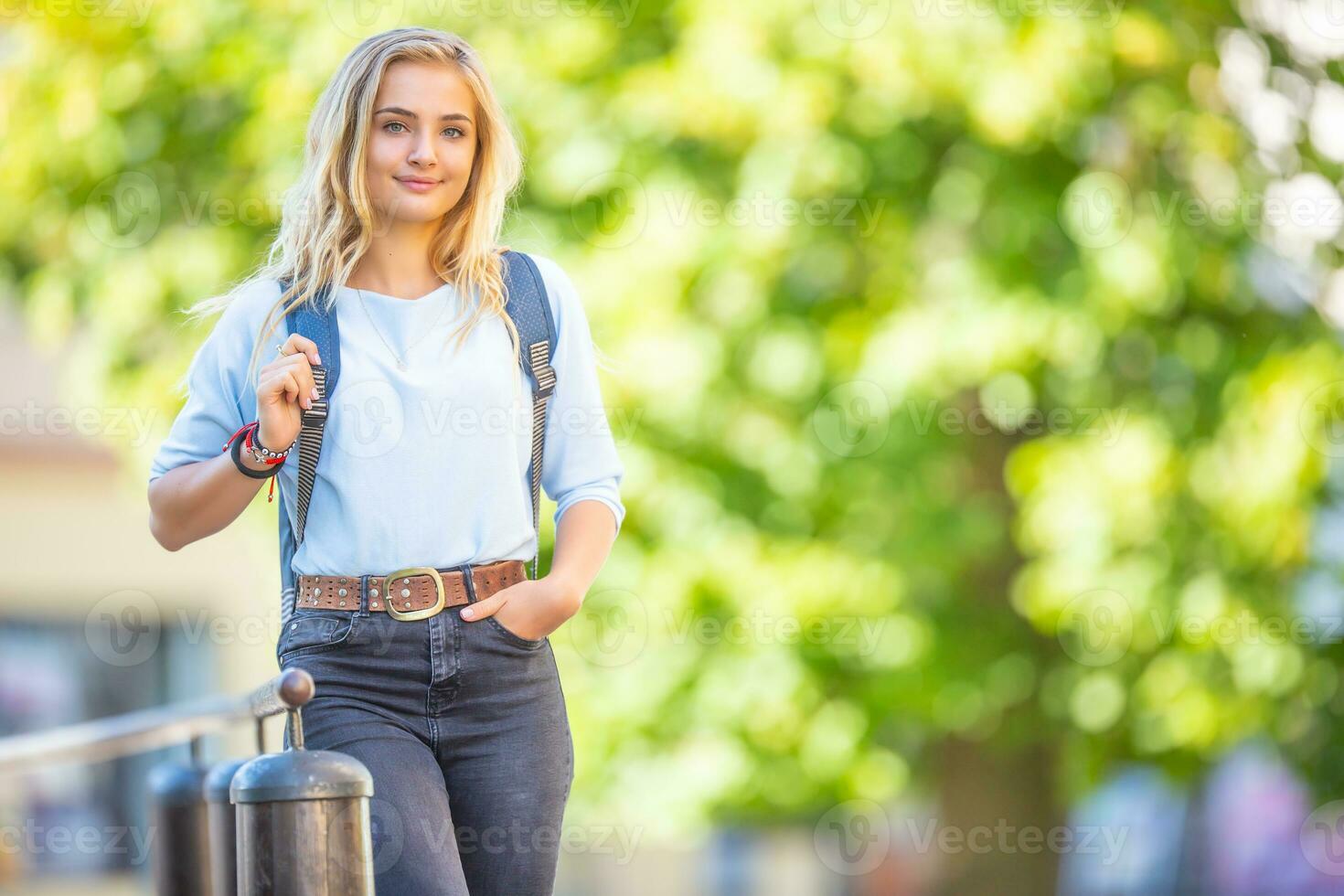 hembra alto colegio estudiante con bolsa para la escuela. retrato de atractivo joven rubia niña foto