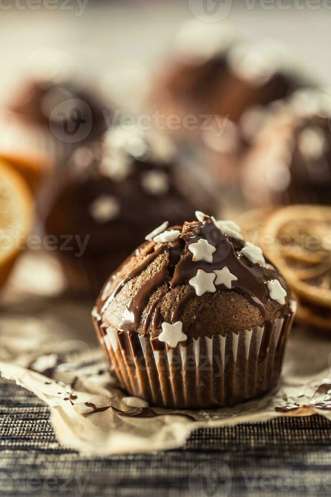 Navidad chocolate delicioso magdalenas rociado con Adición y blanco estrellas foto