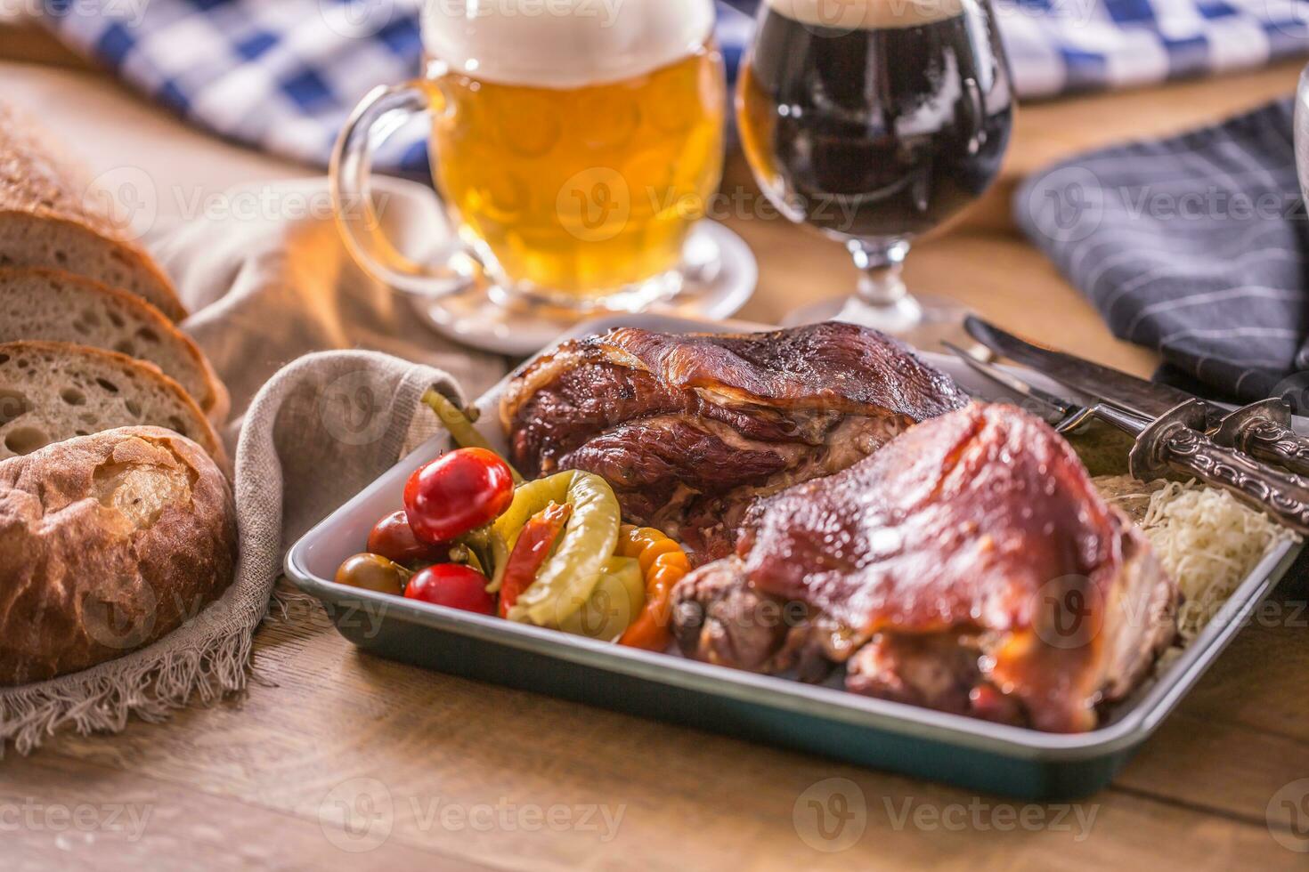 bávaro rodilla tradicional alemán checo eslovaco y austriaco delicioso alimento. ahumado asado Cerdo carne con sequía cerveza foto