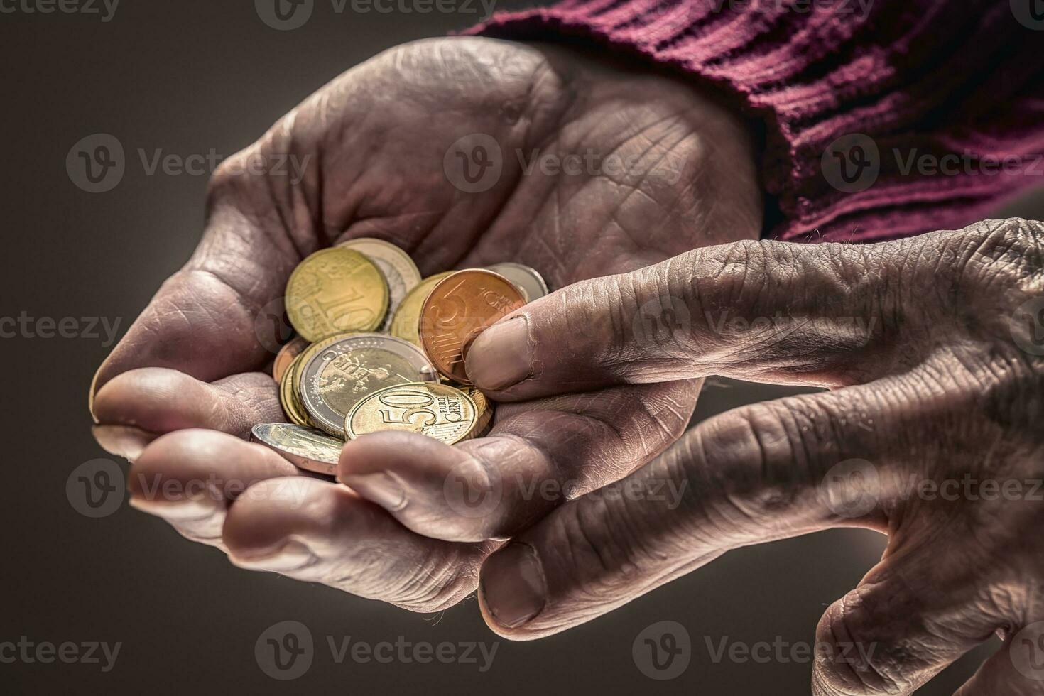 pensionista hombre participación en manos euro monedas tema de bajo pensiones foto