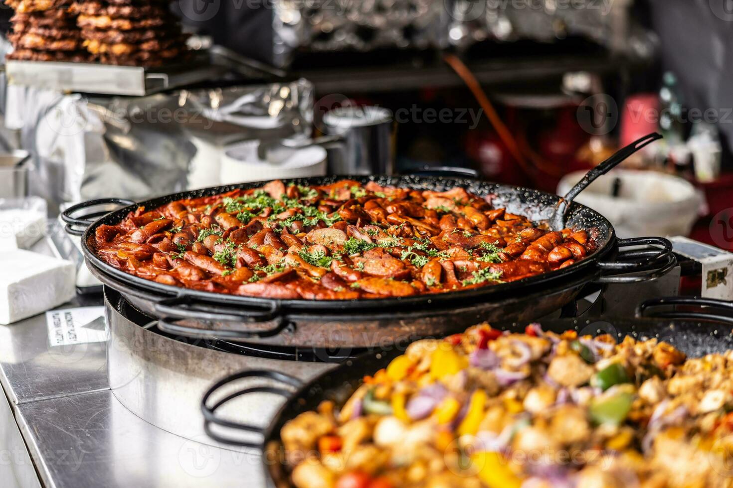 pueblo justa comodidad comida con estofado y embutido Ofrecido para rebaja en grande sartenes foto