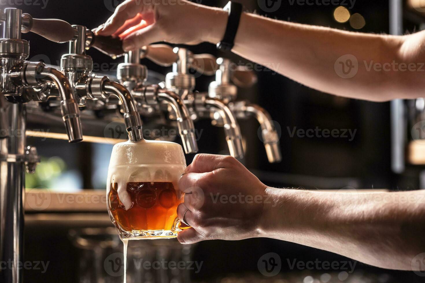 manos de el pub empleado tocando cerveza dentro un redondeado jarra foto