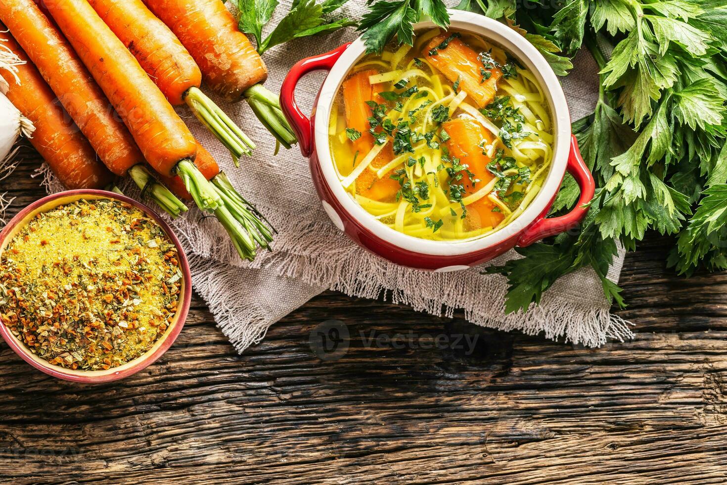 pollo sopa caldo en un Clásico cuenco con hecho en casa tallarines Zanahoria cebolla apio hierbas ajo y Fresco vegetales. foto