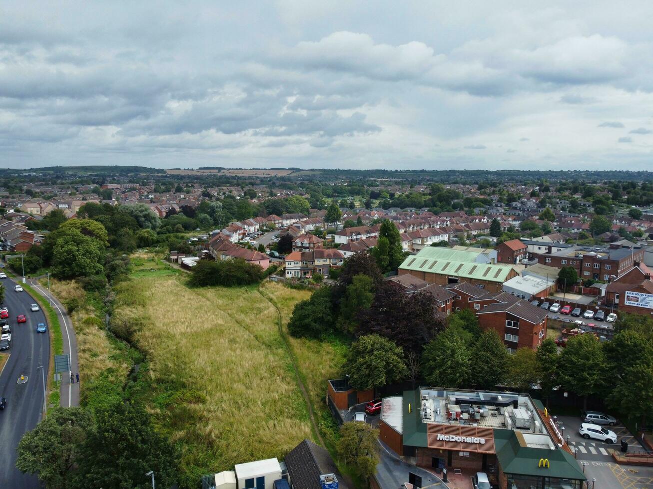 alto ángulo ver de occidental lutón ciudad y residencial distrito. aéreo ver de capturado con drones cámara en 30 julio, 2023. Inglaterra, Reino Unido foto