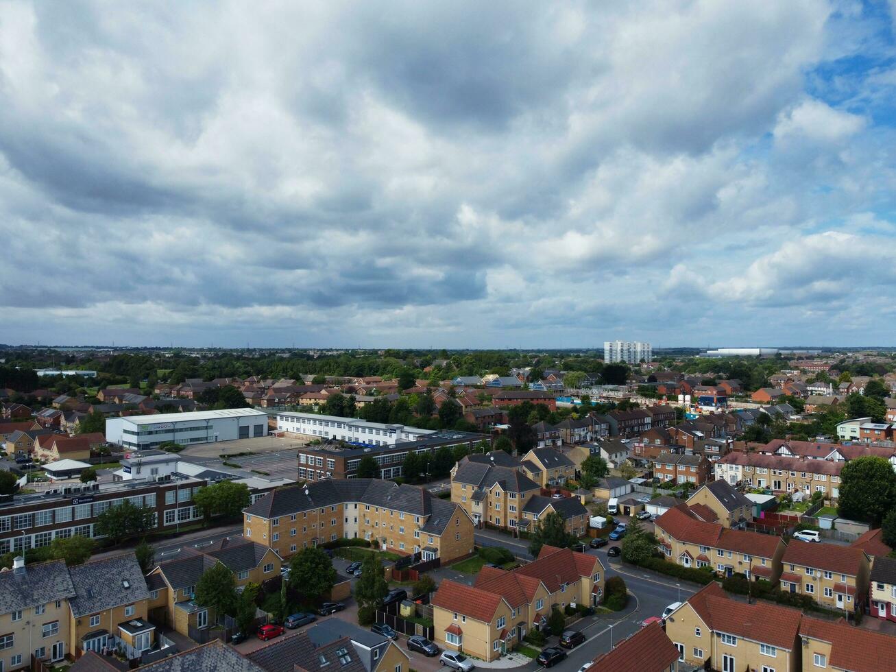 alto ángulo ver de occidental lutón ciudad y residencial distrito. aéreo ver de capturado con drones cámara en 30 julio, 2023. Inglaterra, Reino Unido foto