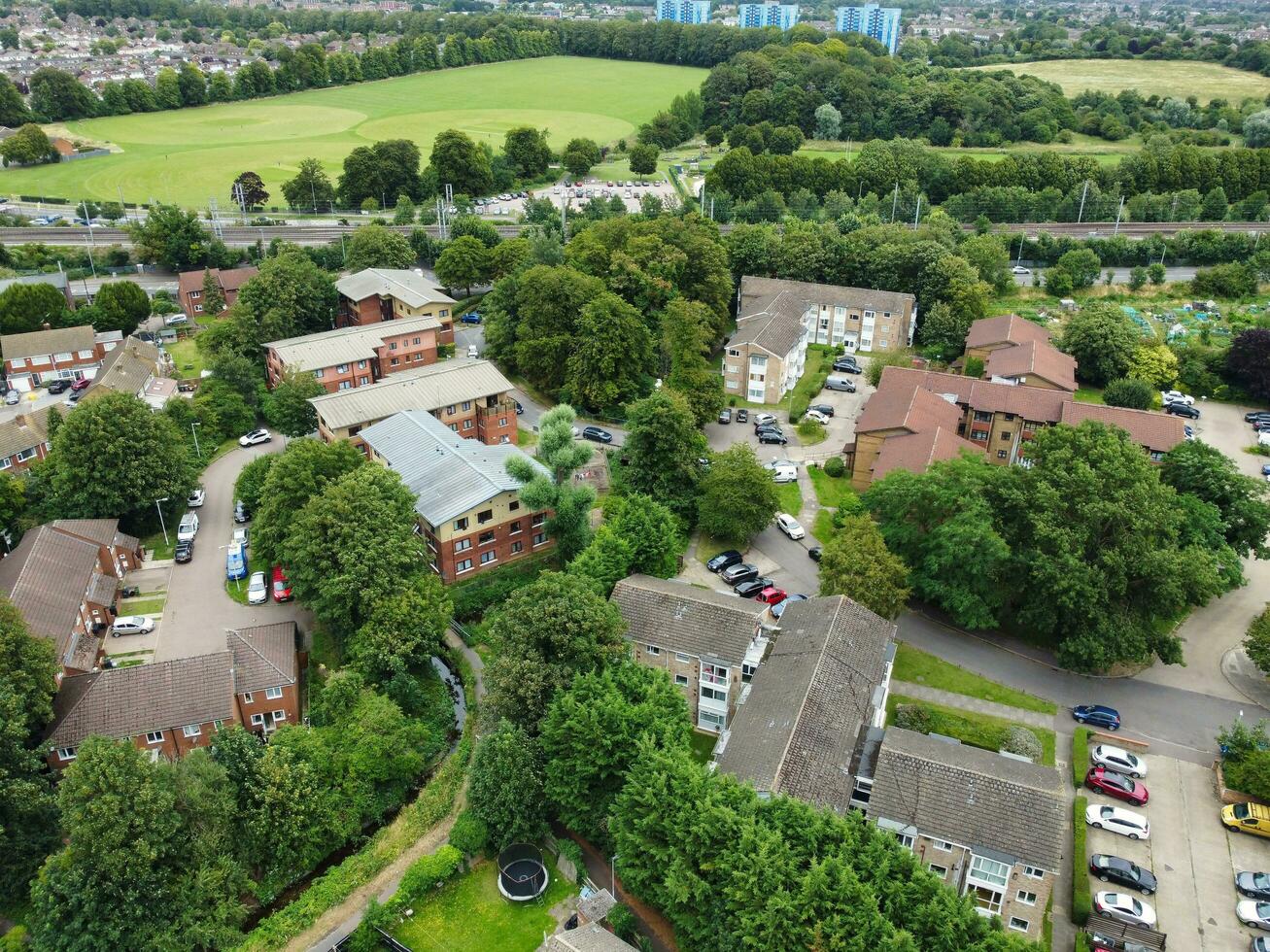 alto ángulo ver de occidental lutón ciudad y residencial distrito. aéreo ver de capturado con drones cámara en 30 julio, 2023. Inglaterra, Reino Unido foto