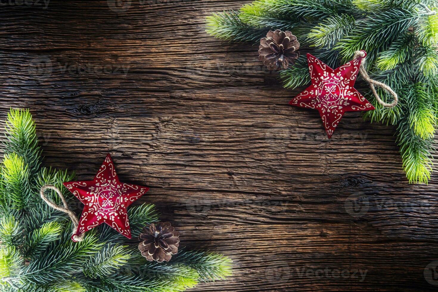 Navidad. Navidad abeto árbol con estrella y pino cono en rústico de madera mesa. diagonalmente composición frontera foto