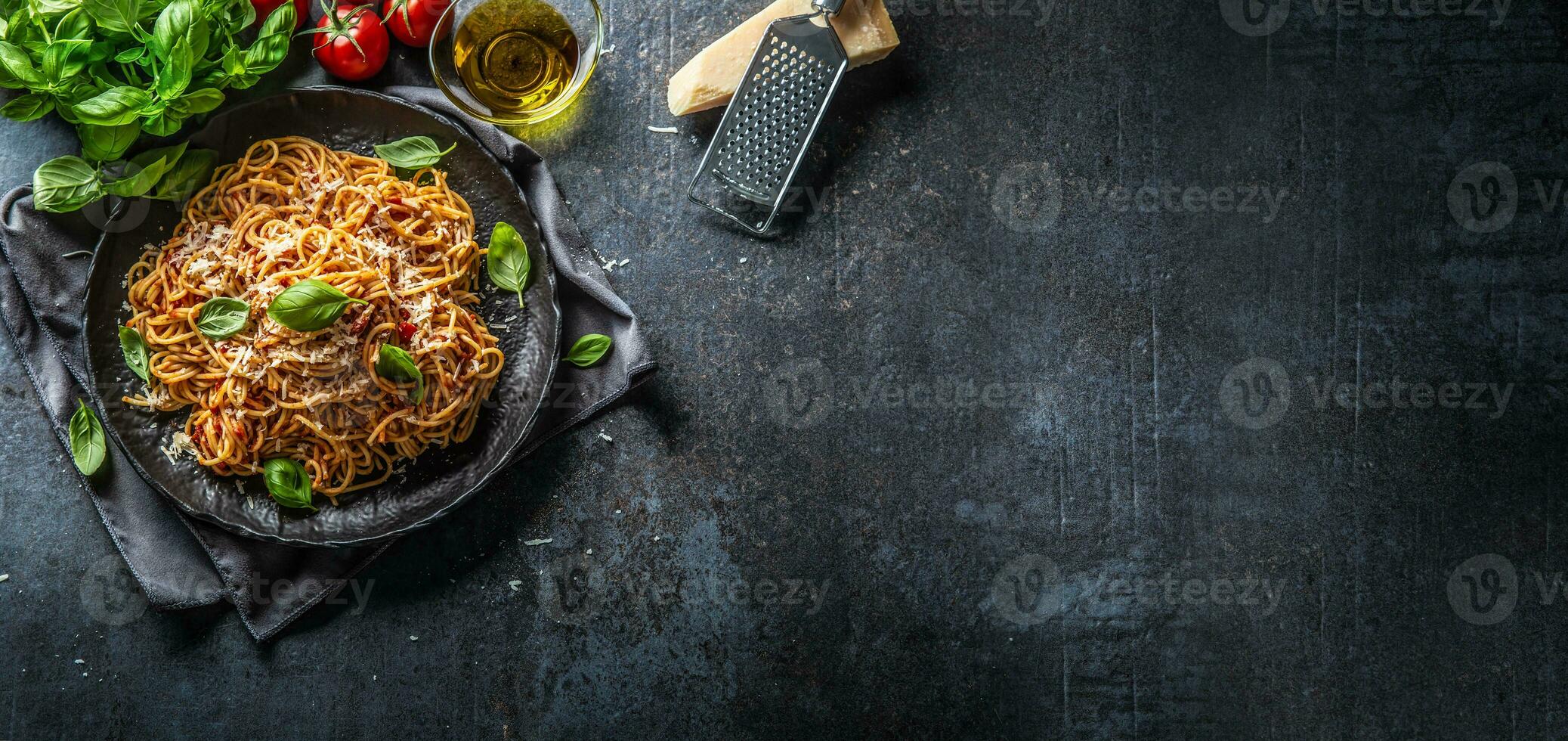 pasta espaguetis tomto y boloñesa salsa con aceite petróleo parmesano y albahaca foto