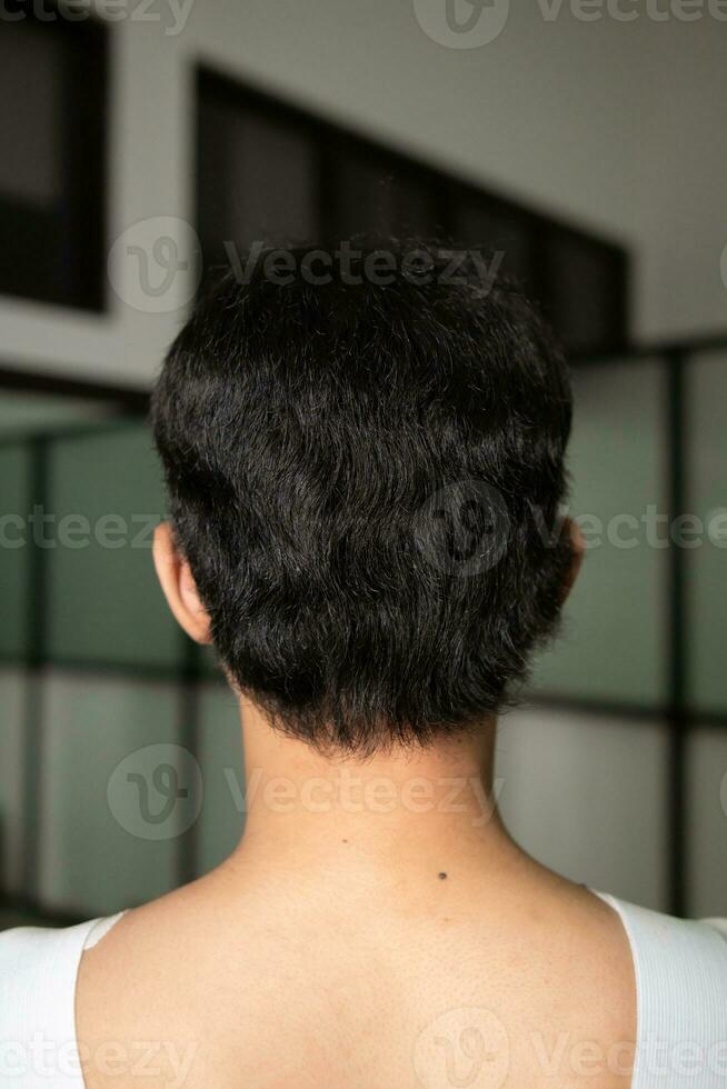 el negro pelo de un asiático hombre desde detrás foto