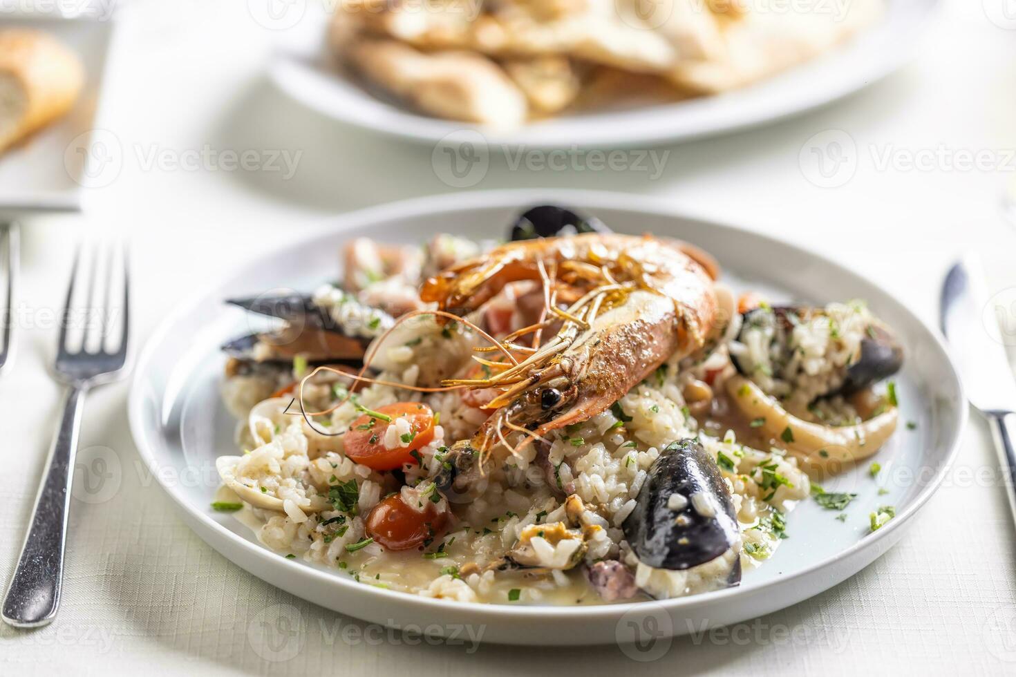 risotto estafa frutti di yegua servido en un plato con bonito decoración y mesa ajuste foto