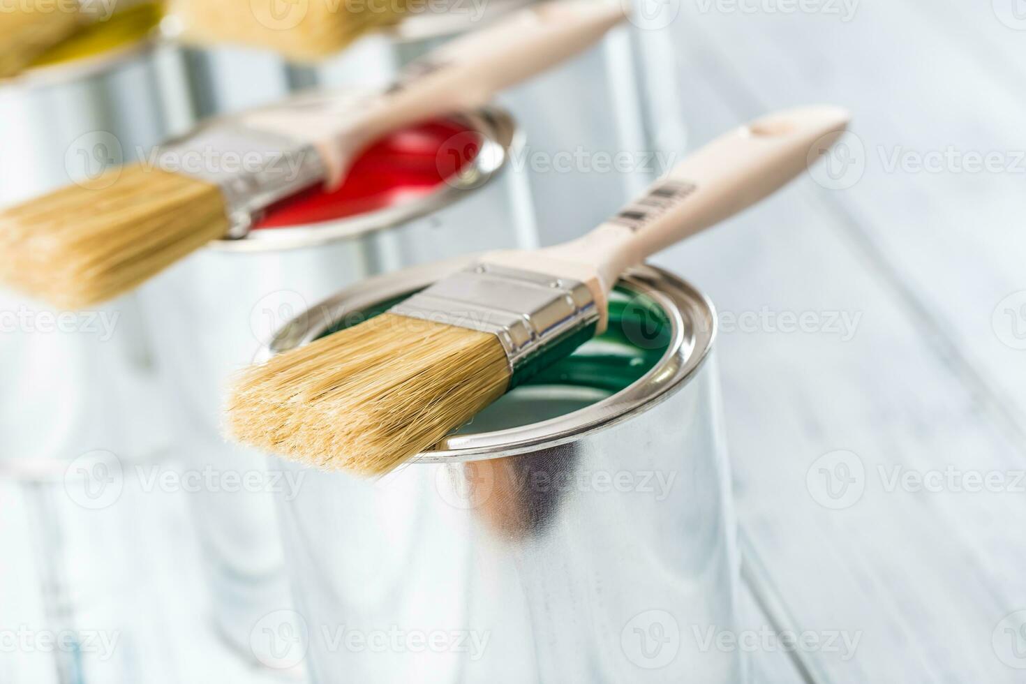 de cerca cepillos acostado en multicolor pintar latas foto