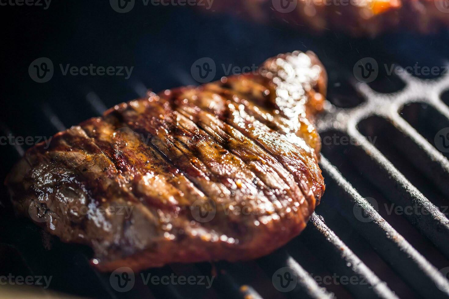 de cerca carne de vaca flanco filete Cocinando en parrilla foto