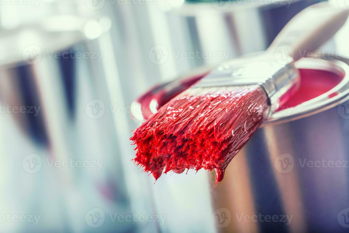 de cerca cepillo con rojo color acostado en pintar poder. foto