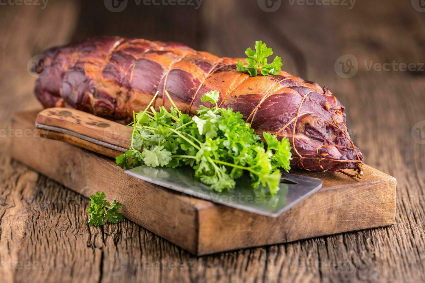 Cerdo carne de cerdo picar ahumado. tradicional ahumado carne en roble de madera mesa en otro posiciones foto