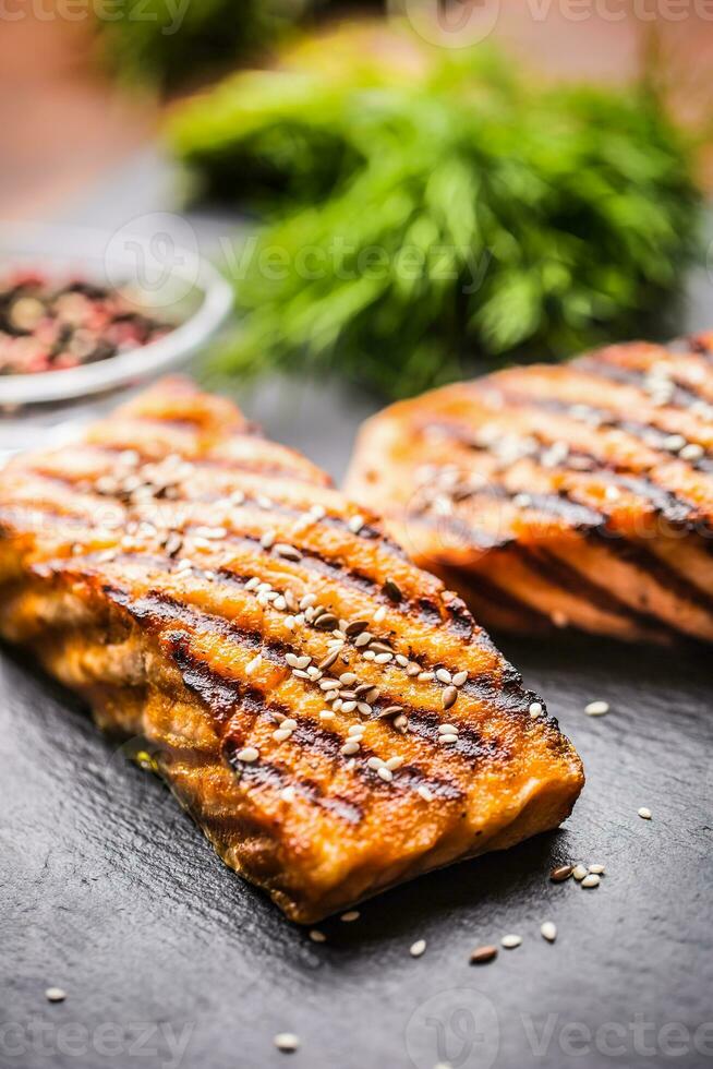 de cerca A la parrilla salmón filetes con sésamo y hierbas foto