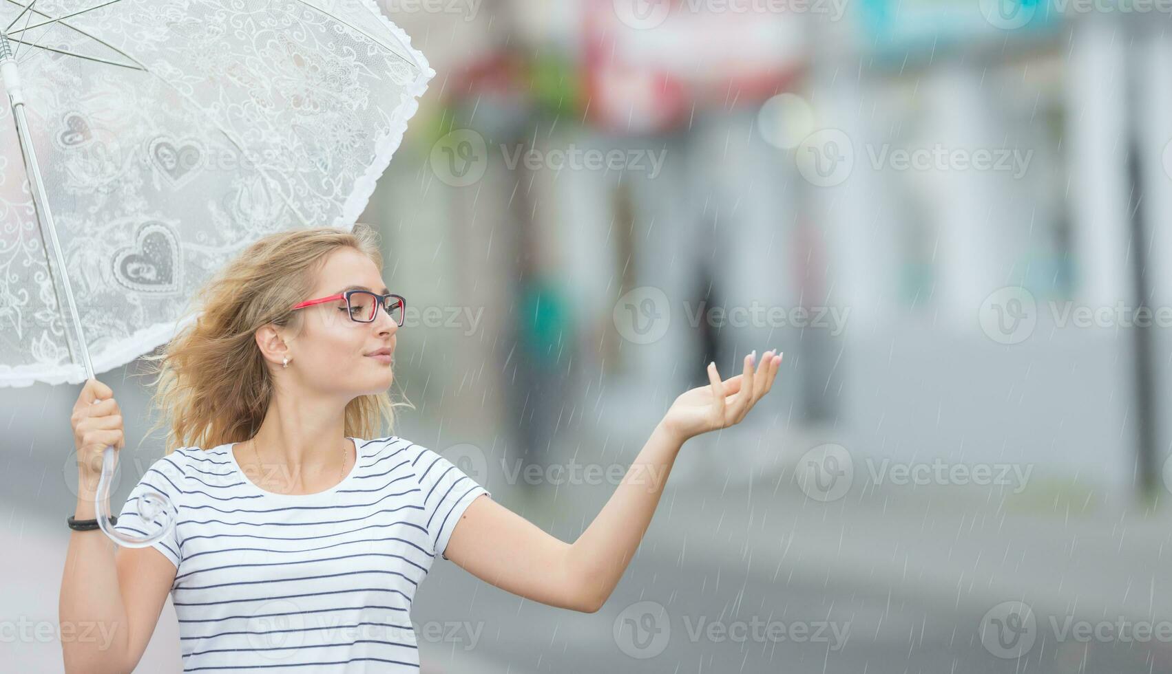 hermosa joven rubia niña participación paraguas en verano lluvia foto