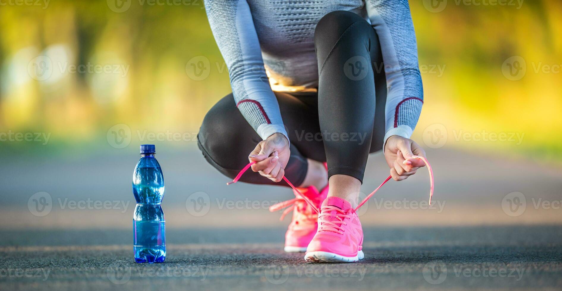 Mujer joven en ropa deportiva y zapatillas para correr en el parque