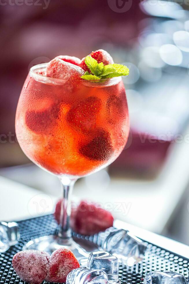 fresa limonada o alcohólico cóctel con hielo jarabe soda y menta hojas en bar mesa foto