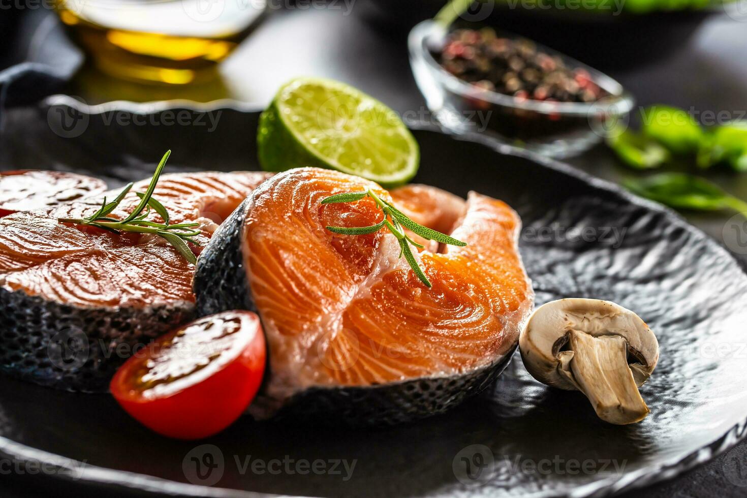 salmón crudo filetes Romero Tomates seta Lima aceituna petróleo y especias foto