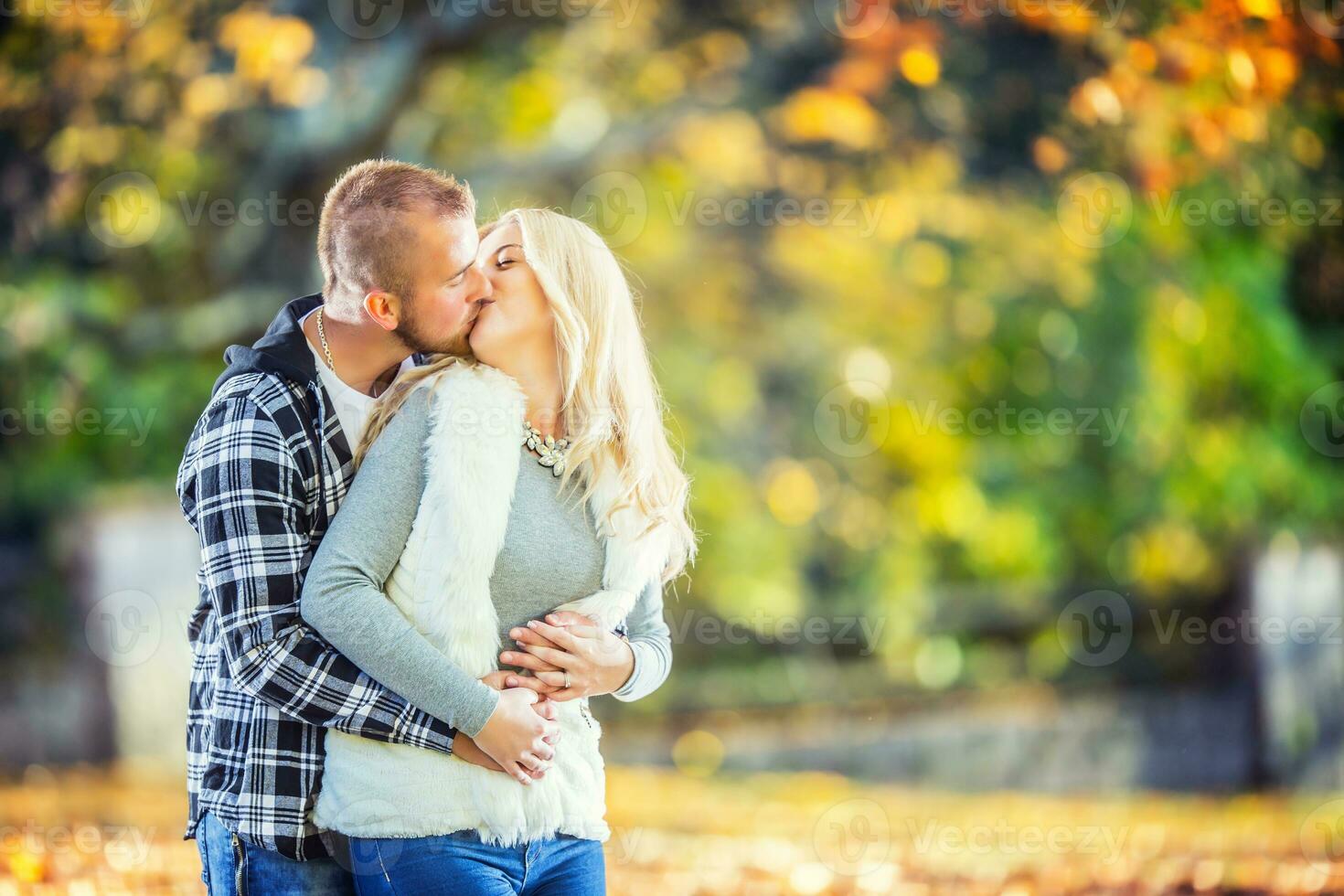 joven Pareja en amor abrazando y besando foto