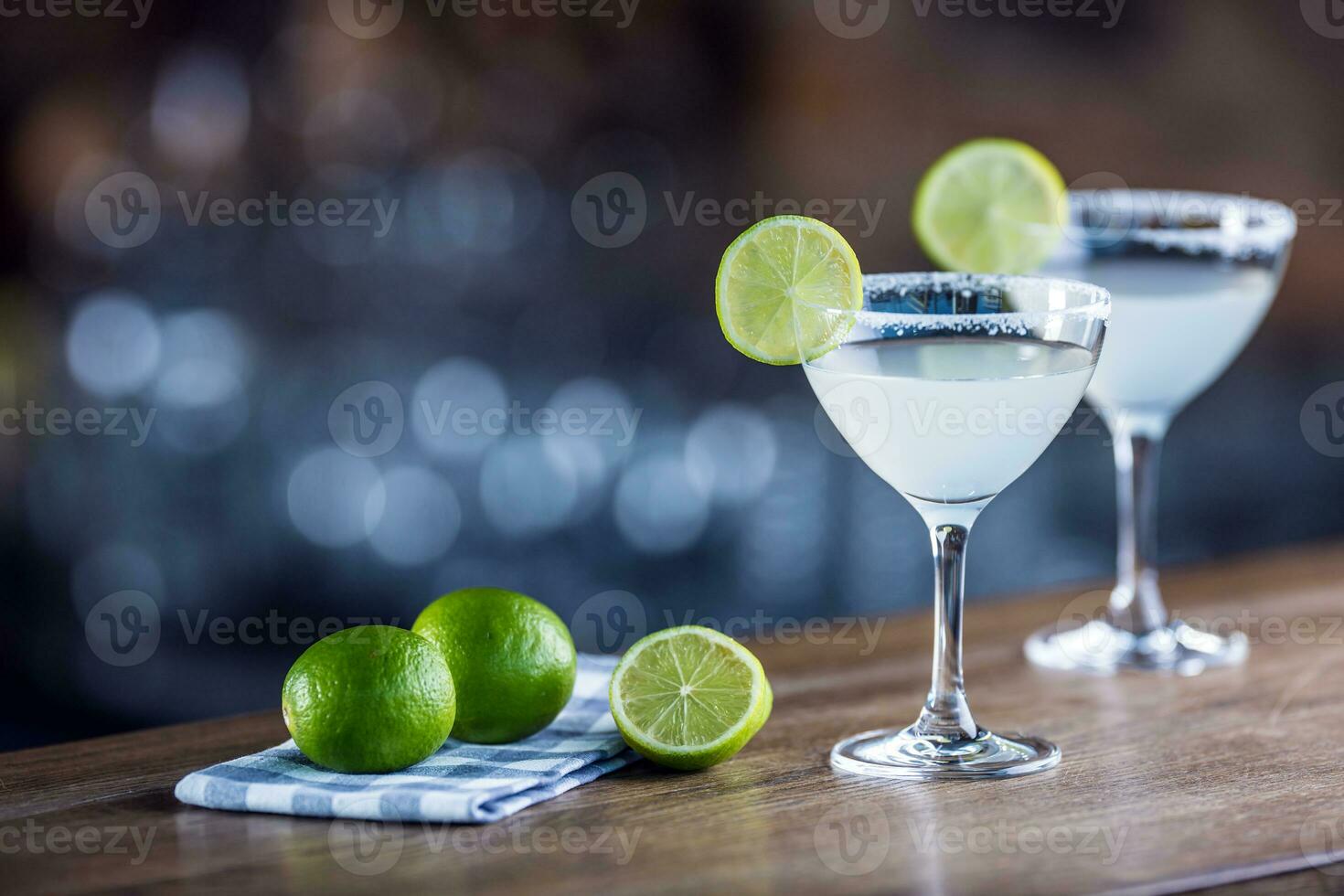 Margarita Margarita alcohólico cóctel bebida en barra de bar en pub o restaurante foto