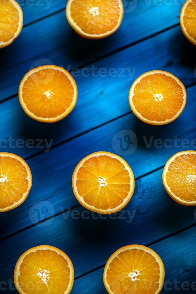 naranja. parte superior de ver cortar Fresco naranjas en un azul mesa foto