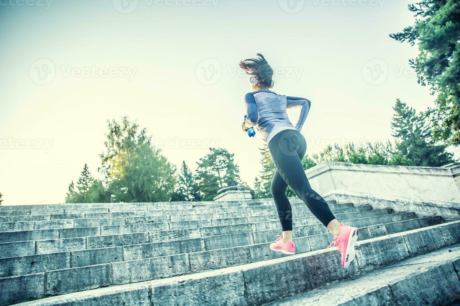 joven mujer haciendo Deportes y corriendo arriba el escalera foto