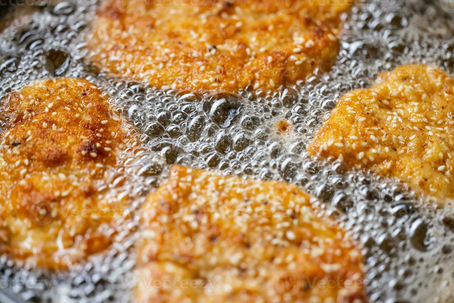 detalle de burbujas en fritura petróleo como escalopes freír en el pan foto