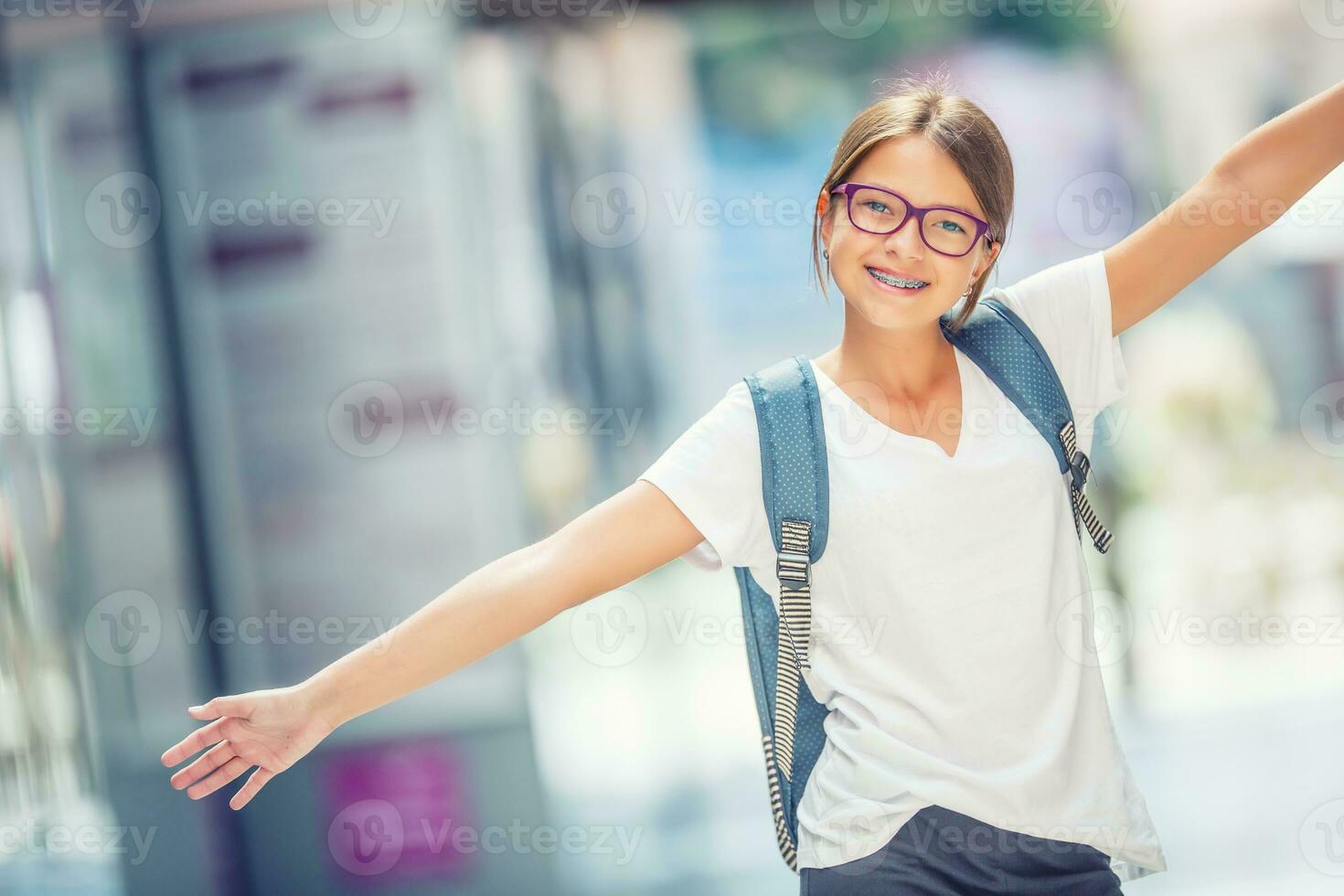 Chica de escuela con bolsa, mochila. retrato de moderno contento adolescente colegio niña con bolso mochila. niña con dental tirantes y lentes foto