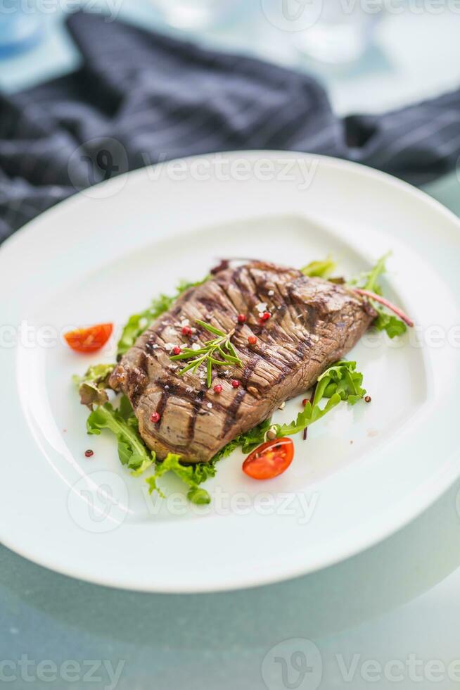 de cerca jugoso flanco filete desde vegetal ensalada. foto