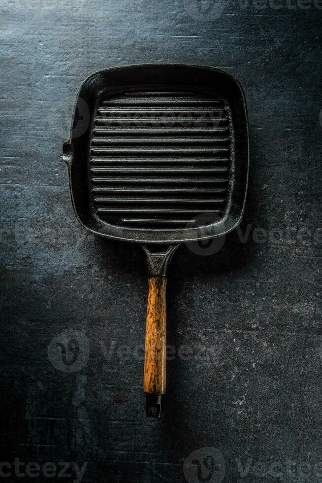 Top of view empty grill pan on concrete board photo