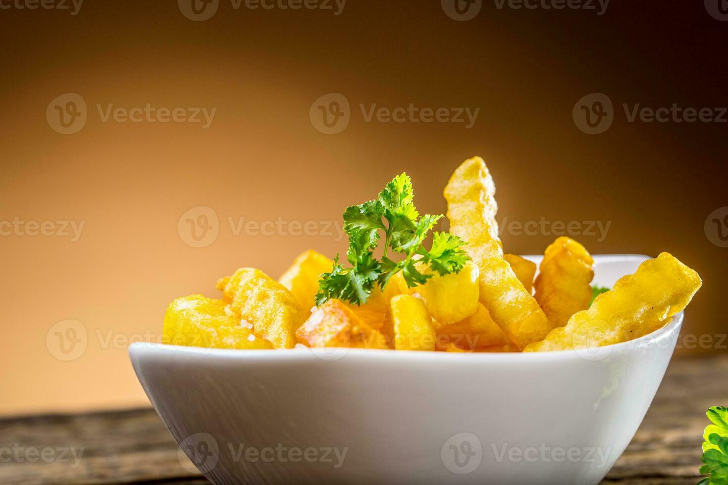 patata papas fritas en blanco cuenco con perejil hierba foto