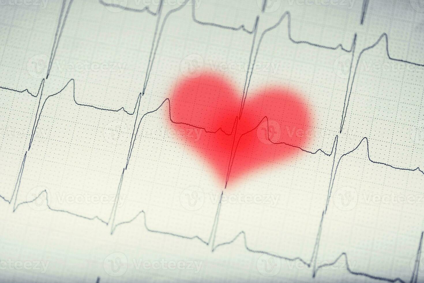 ekg gráfico.electrocardiograma ekg ecg con rojo borroso corazón. foto