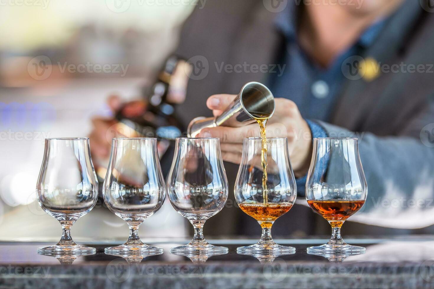 barman profesional preparando cinco alcolico bebidas foto